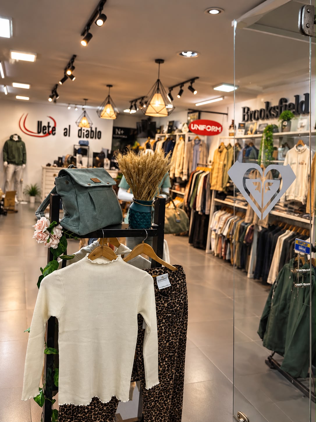 Exhibición de prendas y accesorios en el local