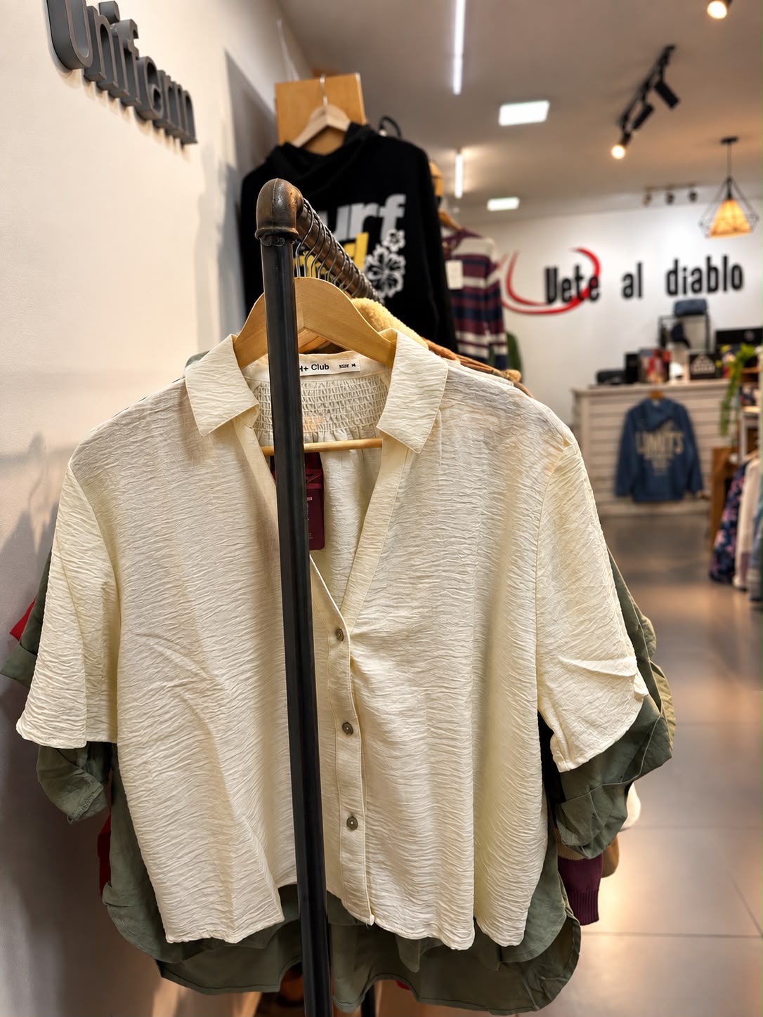 Prendas de la colección Uniform en tienda